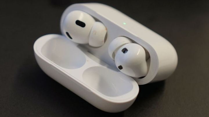 Apple şirkəti AirPods-a canlı tərcümə funksiyası əlavə edir