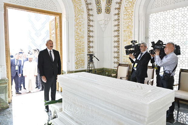 İlham Əliyev Özbəkistanın birinci Prezidenti İslam Kərimovun məqbərəsini ziyarət etdi - FOTO