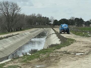Şəmkirdə avtomobil kanala aşdı