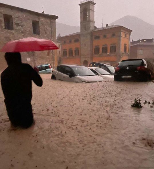 İtaliyada sel maşınları sürüklədi, yolları dağıtdı - Ölənlər var - FOTO/VİDEO