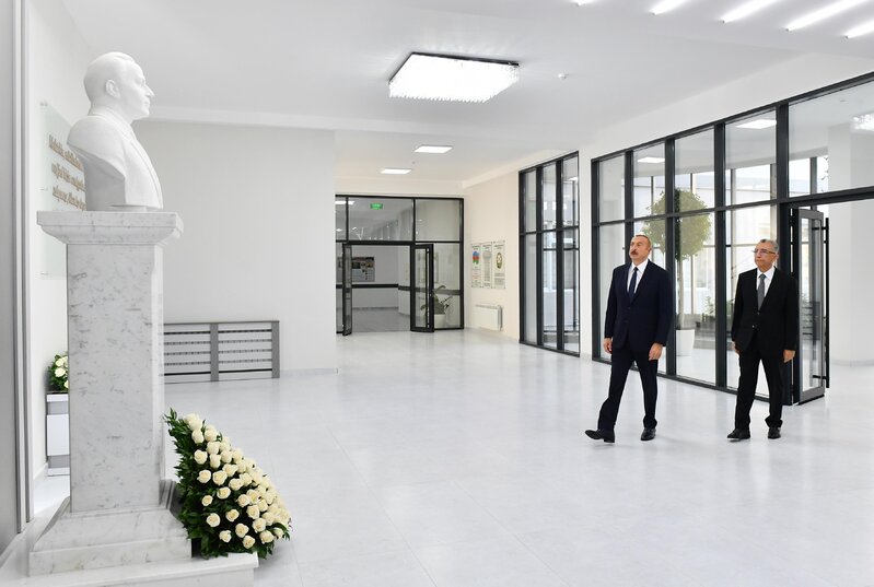 Prezident Bakıda yeni inşa edilən məktəb kompleksində yaradılan şəraitlə tanış oldu - FOTOLAR