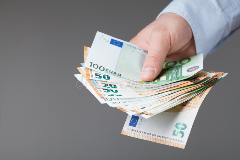 Avropa ölkələrində minimum aylıq əməkhaqqı nə qədərdir? – Siyahı