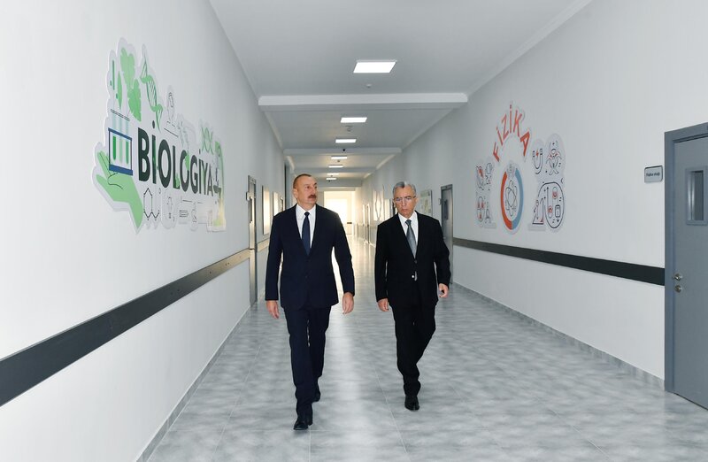 Prezident Bakıda yeni inşa edilən məktəb kompleksində yaradılan şəraitlə tanış oldu - FOTOLAR