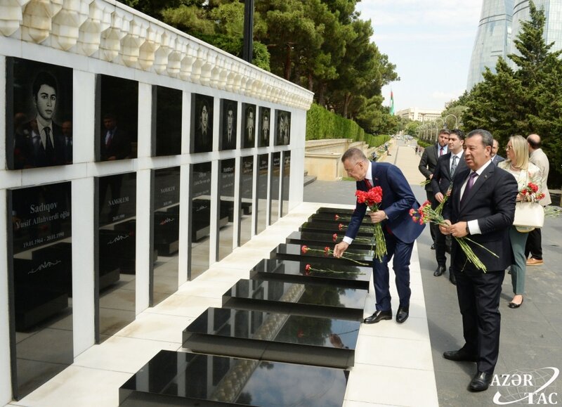 Fuad Oktay Ulu Öndərin məzarını və Şəhidlər xiyabanını ziyarət etdi - FOTO