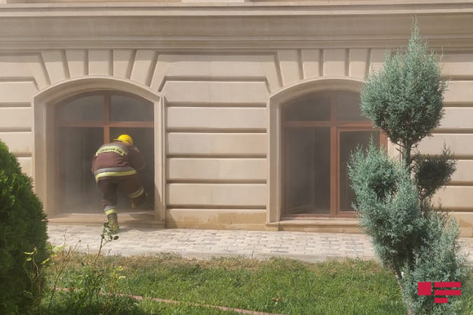 Azərbaycanda universitet kitabxanasında yanğın başladı - FOTOLAR