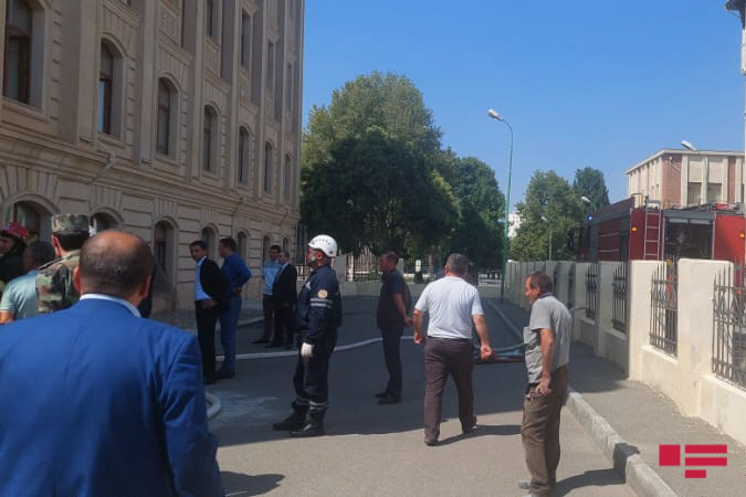 Azərbaycanda universitet kitabxanasında yanğın başladı - FOTOLAR