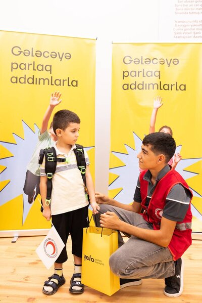 Yelo Bank Cəbrayılda birincilərin məktəb həyəcanına şərik oldu
