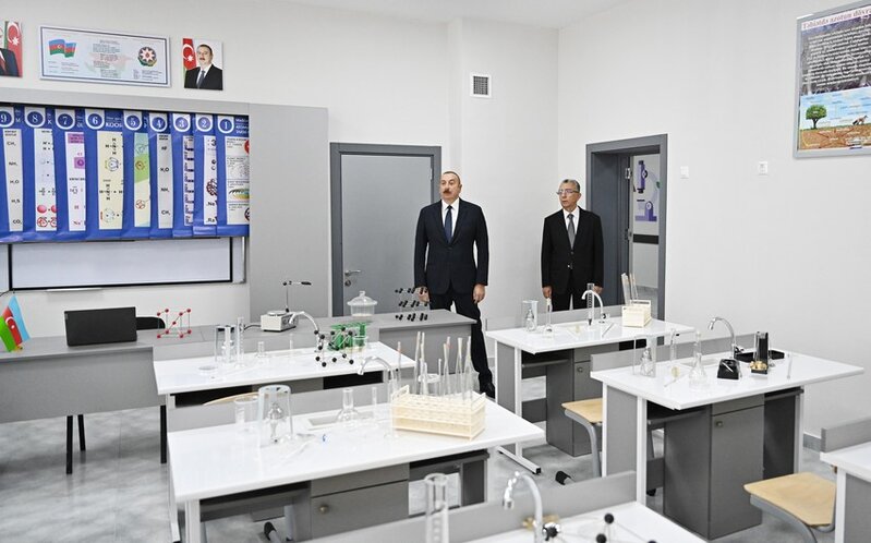 Prezident Bakıda yeni inşa edilən məktəb kompleksində yaradılan şəraitlə tanış oldu - FOTOLAR