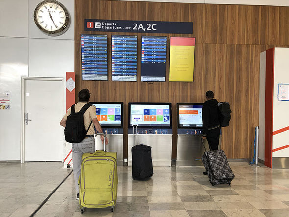 Fransada çox sayda uçuşlar ləğv edilib - FOTO