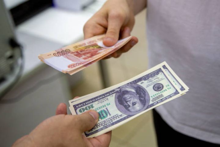 Moskva birjasında dolların məzənnəsi yenidən 100 rublu keçdi