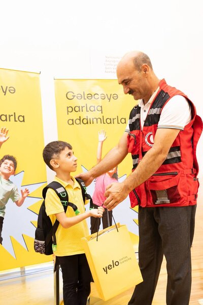 Yelo Bank Cəbrayılda birincilərin məktəb həyəcanına şərik oldu