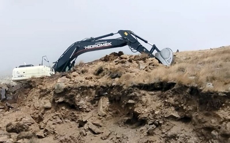 Laçında mülki şirkətə məxsus ekskavator atəşə tutuldu