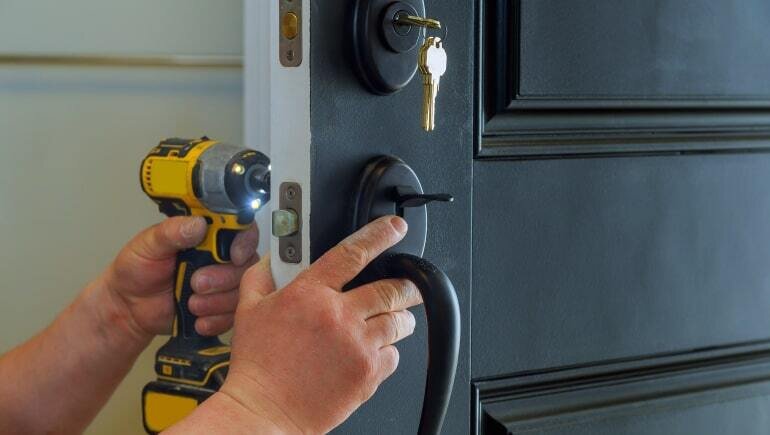 Bağlı qapıların açılması zamanı qapıya zərər dəyirmi?