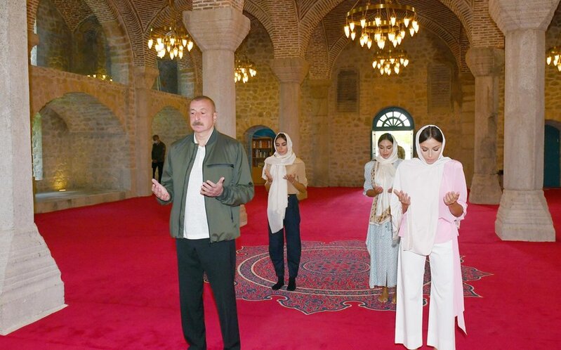 Prezident və xanımı Şuşada Yuxarı Gövhərağa məscidini ziyarət etdi