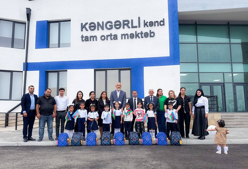 Bank Respublika Ağdamda ilk dəfə məktəbə gedəcək birinciləri sevindirdi