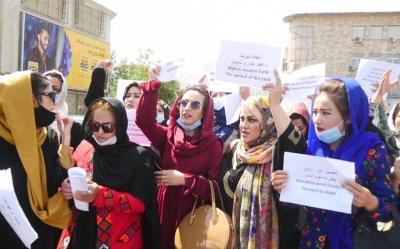 Taliban Kabildə qadınların nümayişini dağıtmaq üçün atəş açdı - Ölənlər var