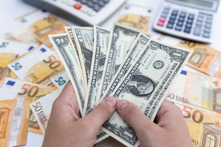 Dollar, əsas neft ölkələrinin sürpriz qərarından sonra bahalaşır