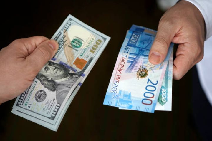 Moskva birjasında hərracların açılışında dolların məzənnəsi yüksəlib