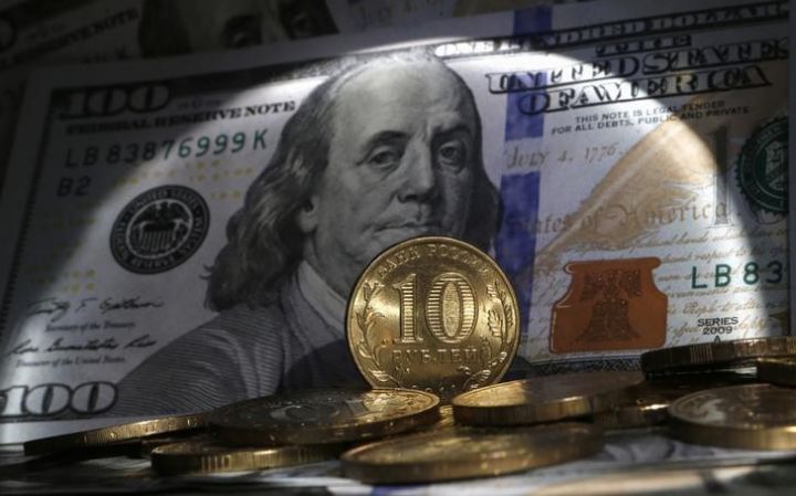 Moskva birjasında dolların məzənnəsi düşüb
