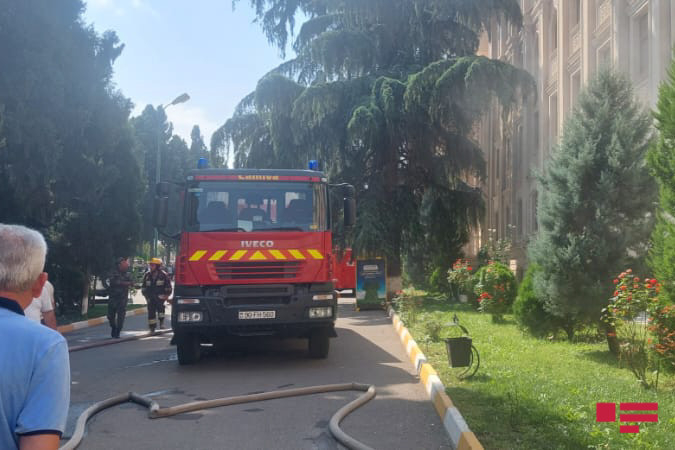 Azərbaycanda universitet kitabxanasında yanğın başladı - FOTOLAR