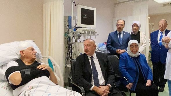 Prezident ölkəmizdə avtomobil qəzası keçirən Binəli Yıldırım və Şamil Ayrıma xəstəxanada baş çəkib - FOTO