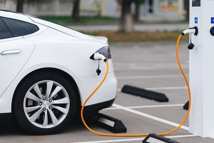 Elektrikli avtomobil idxalına çəkilən xərc azalıb