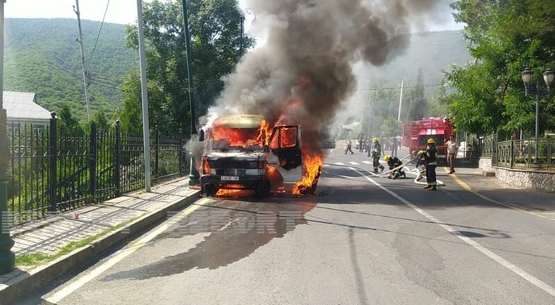 Oğuzda sərnişin mikroavtobusu yanıb