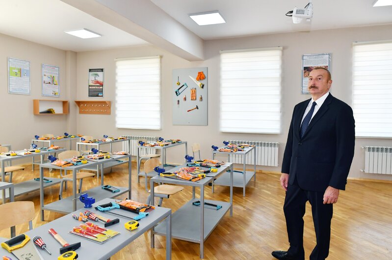 Prezident Bakıda yeni inşa edilən məktəb kompleksində yaradılan şəraitlə tanış oldu - FOTOLAR