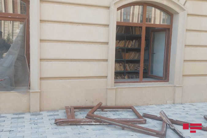 Azərbaycanda universitet kitabxanasında yanğın başladı - FOTOLAR