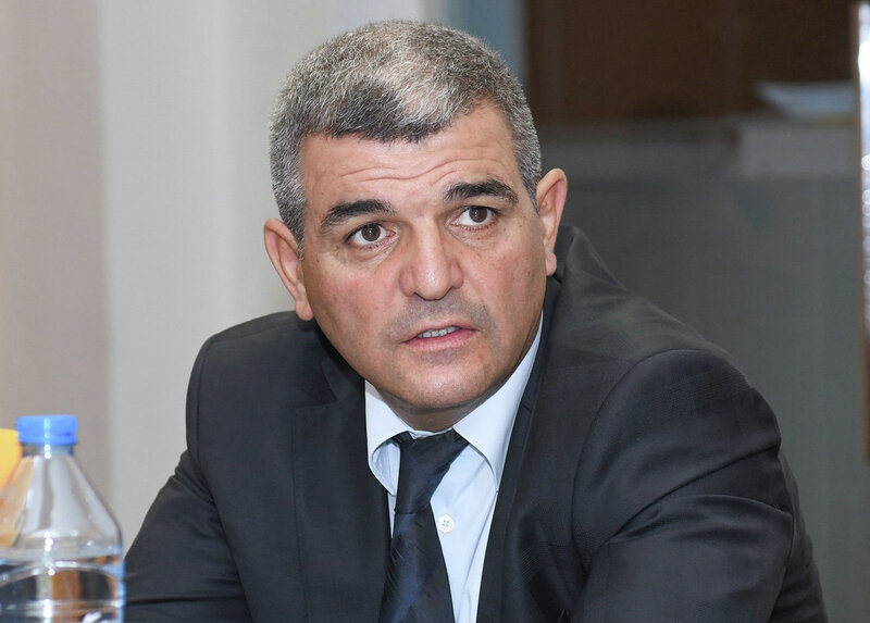 Deputatdan məktəbli formalarının baha satılmasına etiraz: HOQQABAZLIQDIR