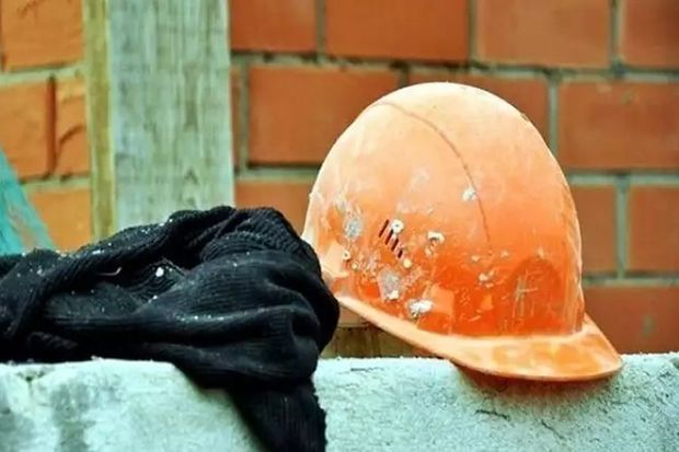 Qubada tikinti zamanı usta öldü
