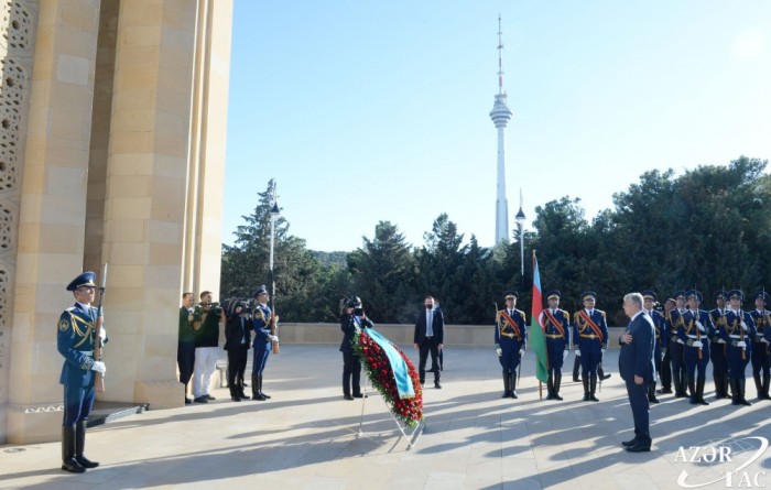 Qazaxıstan Prezidenti Şəhidlər xiyabanını ziyarət etdi - FOTO