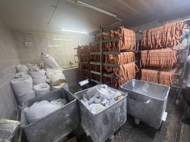 "Azəridad" toyuq kolbasasında tük tapıldı - MÜƏSSİSƏ BAĞLANDI