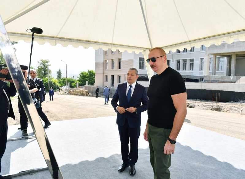 Prezident Şuşada məktəbin tikintisi ilə tanış oldu - FOTOLAR