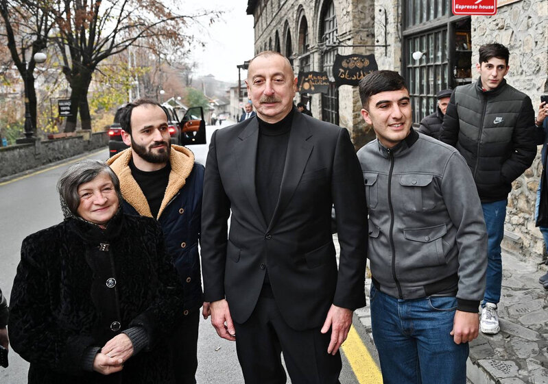 Prezident İlham Əliyev, birinci xanım Mehriban Əliyeva Şəkidə sakinlərlə görüşüb - FOTOLAR