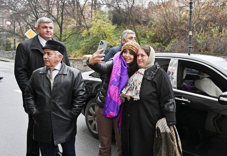 Prezident İlham Əliyev, birinci xanım Mehriban Əliyeva Şəkidə sakinlərlə görüşüb - FOTOLAR