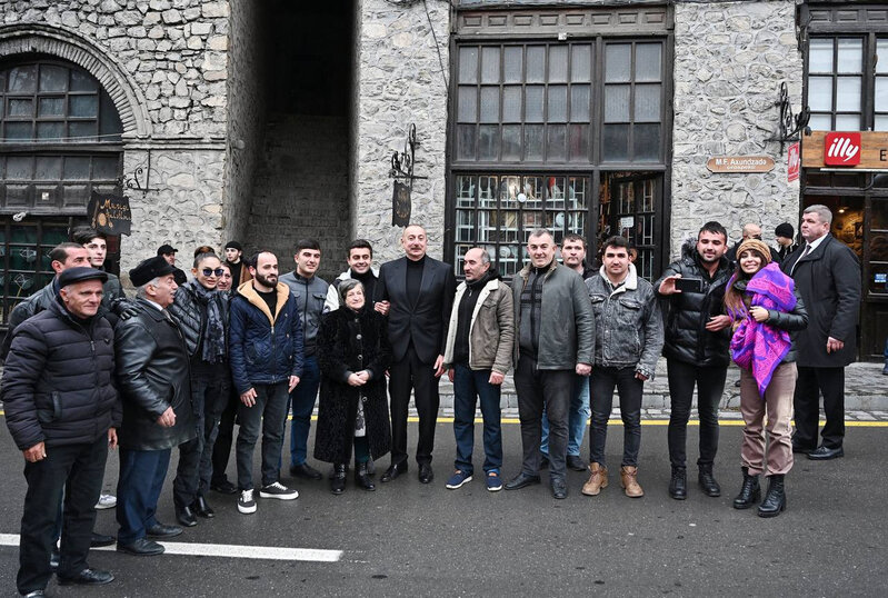 Prezident İlham Əliyev, birinci xanım Mehriban Əliyeva Şəkidə sakinlərlə görüşüb - FOTOLAR
