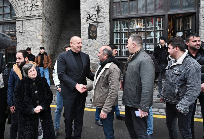 Prezident İlham Əliyev, birinci xanım Mehriban Əliyeva Şəkidə sakinlərlə görüşüb - FOTOLAR