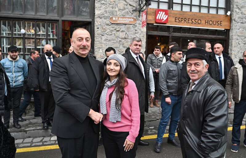 Prezident İlham Əliyev, birinci xanım Mehriban Əliyeva Şəkidə sakinlərlə görüşüb - FOTOLAR