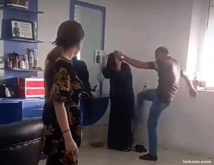 Gözəllik salonuna getdiyi üçün ər arvadını hamının gözü qarşısında QƏDDARLIQLA DÖYDÜ - VİDEO