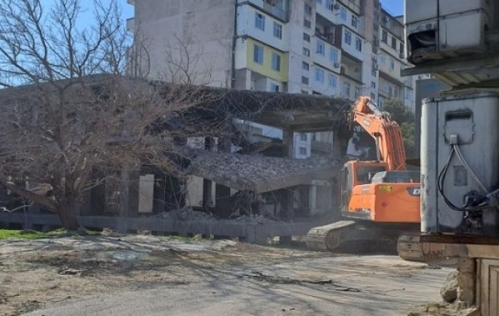 Bakıda tikintisi yarımçıq dayandırılan binalar sökülür