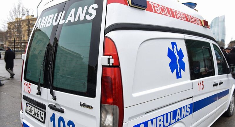 Bakıda yeniyetmə eyvandan avtomobilin üstünə düşdü