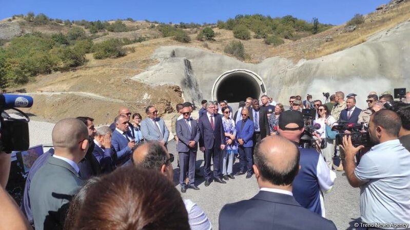 Diplomatlar Əhmədbəyli-Füzuli-Şuşa avtomobil yolunun tikintisi ilə tanış oldular