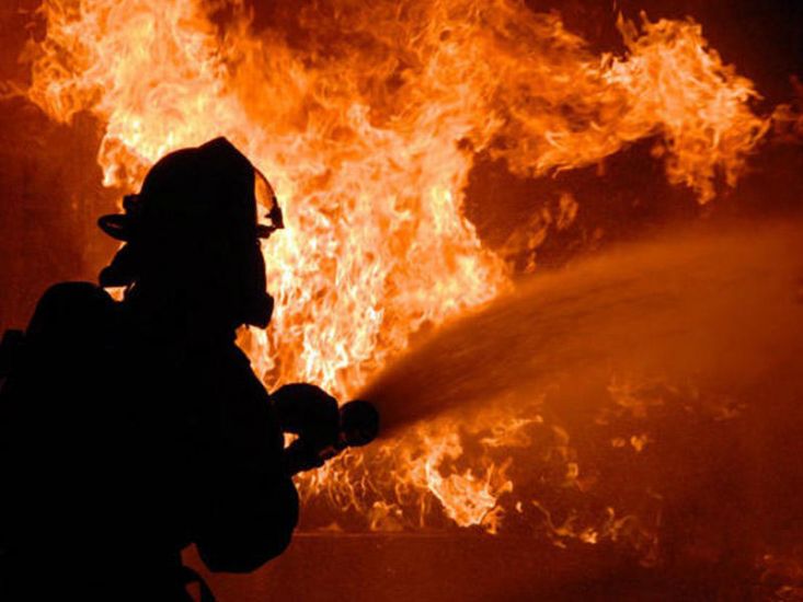 Şəmkirdə birmərtəbəli ev yanaraq külə döndü