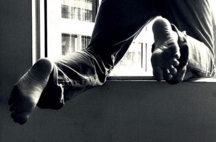 Gənc oğlan hündürmərtəbəli binadan yıxıldı